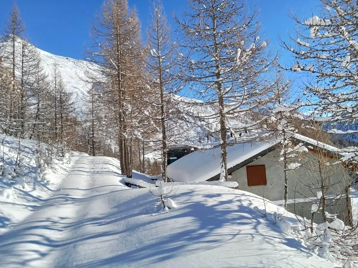 Passaggio ella valle del rifugio il Dosso con la neve